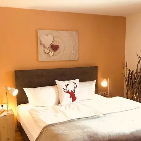 Wohlfühl Ferienwohnung Nebelhorn, 2 Schlafzimmer, neu renoviert, Terrasse, schnelles WLAN, Flachbild-TV, gemütliches Wohnzimmer, separate komfort Küche, ruhig und doch zentral gelegen, Hunde auf Anfrage