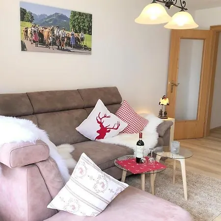 Wohlfühl Ferienwohnung Nebelhorn, 2 Schlafzimmer, neu renoviert, Terrasse, schnelles WLAN, Flachbild-TV, gemütliches Wohnzimmer, separate komfort Küche, ruhig und doch zentral gelegen, Hunde auf Anfrage * Obermaiselstein