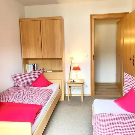 Wohlfühl Ferienwohnung Nebelhorn, 2 Schlafzimmer, neu renoviert, Terrasse, schnelles WLAN, Flachbild-TV, gemütliches Wohnzimmer, separate komfort Küche, ruhig und doch zentral gelegen, Hunde auf Anfrage Apartment Obermaiselstein