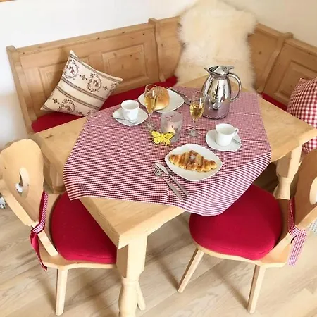 Wohlfühl Ferienwohnung Nebelhorn, 2 Schlafzimmer, neu renoviert, Terrasse, schnelles WLAN, Flachbild-TV, gemütliches Wohnzimmer, separate komfort Küche, ruhig und doch zentral gelegen, Hunde auf Anfrage * Obermaiselstein