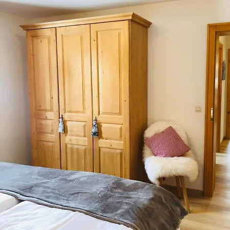 Wohlfühl Ferienwohnung Nebelhorn, 2 Schlafzimmer, neu renoviert, Terrasse, schnelles WLAN, Flachbild-TV, gemütliches Wohnzimmer, separate komfort Küche, ruhig und doch zentral gelegen, Hunde auf Anfrage * Obermaiselstein