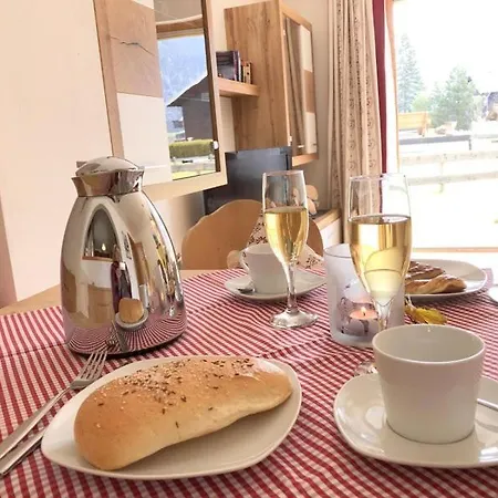 Wohlfühl Ferienwohnung Nebelhorn, 2 Schlafzimmer, neu renoviert, Terrasse, schnelles WLAN, Flachbild-TV, gemütliches Wohnzimmer, separate komfort Küche, ruhig und doch zentral gelegen, Hunde auf Anfrage *
